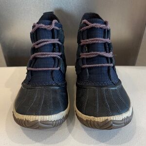 NWOT Sorel Out 'N About Plus Leather & Suede Rain Boots
Color: ABYSS
Size: 7.5
